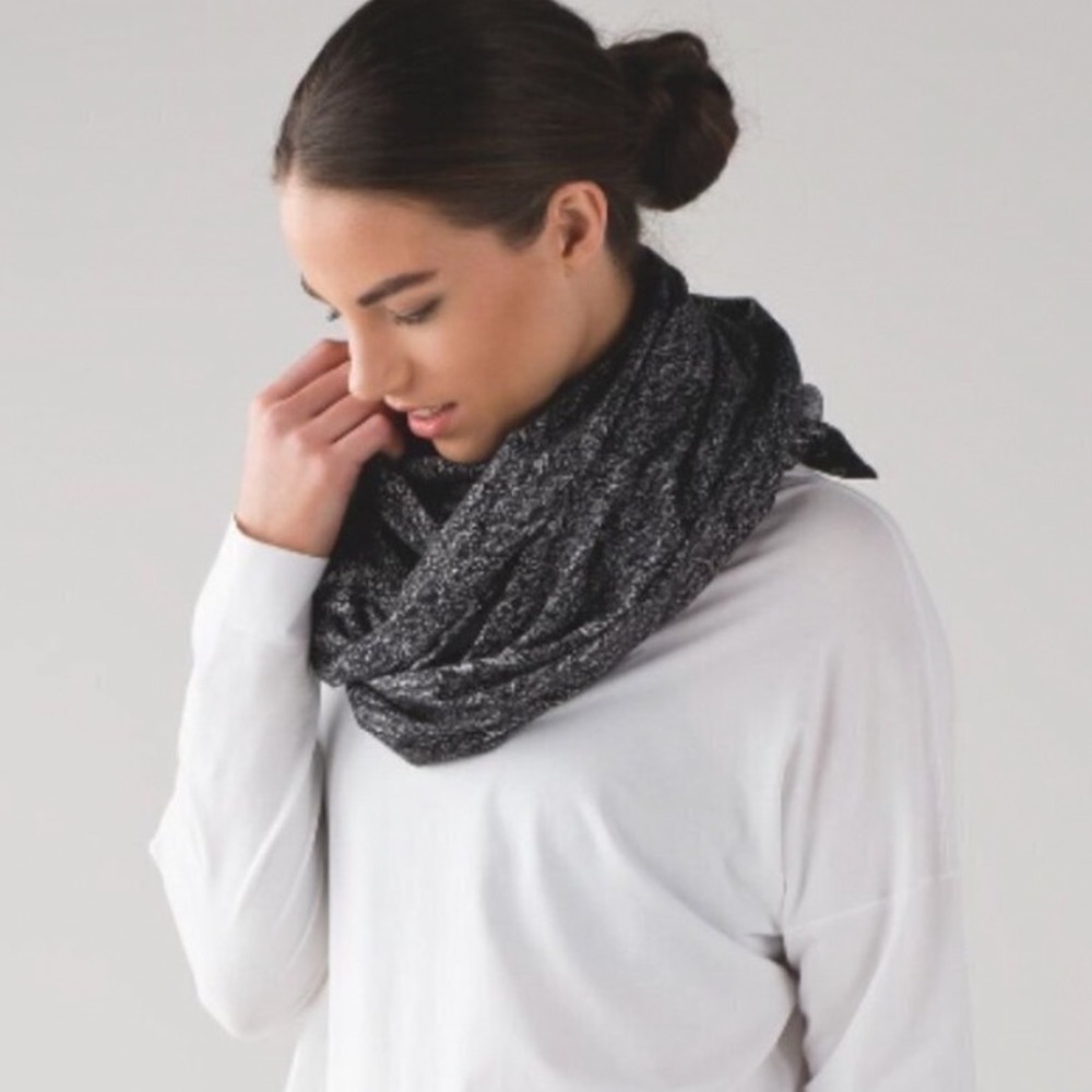 Lululemon Vinyasa Wrap Scarf Black White Space Dye Snap Button One Size O/S